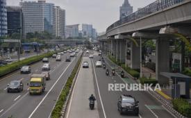 Kendaraan melintasi di Jalan MT Haryono, Jakarta, Selasa (12/3/2024).