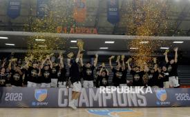 Tim Bogor Hornhills mengangkat trofi juara usai menang melawan Pelita Jaya Jakarta pada final laga kelima Indonesian Basketball League (IBL) 2026 di GOR GMSB Kuningan, Jakarta, Ahad (28/6/2026). Bogor Hornbills mengalahkan Pelita Jaya Basketball Jakarta dengan skor 64-61 pada pertandingan kelima final dan berhasil meraih gelar juara IBL 2026 setelah keunggulan 3-2 dalam seri best-of-five. 