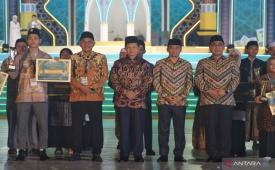 Kafilah Kalimantan Timur menjadi juara umum MTQ Nasional XXXI.