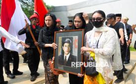 Sanak Keluarga dari Mohammad Guruh Irianto Soekarnoputra membawa foto untuk diletakkan di prosesi pemakaman di TPU Karet Bivak, Jakarta, Sabtu (26/9/2026). Guruh Soekarnoputra, politikus PDI Perjuangan, seniman, dan budayawan serta adik kandung Megawati Soekarnoputri, meninggal dunia pada usia 73 tahun pada Sabtu (26/9/2026) pukul 04.16 WIB.