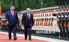Presiden Rusia Vladimir Putin berjalan bersama Presiden China Xi Jinping saat upacara penyambutan di Beijing, China, Rabu (20/5/2026).