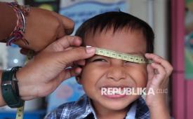 Kader Posyandu mengukur lingkar kepala balita saat Posyandu Integrasi Layanan Primer (ILP) periode bulan Januari 2025 di lingkungan Mandala Sari, Desa Dangin Puri Kelod, Denpasar, Bali, Ahad (12/1/2025). Ketidakseimbangan mikrobiota usus atau terganggunya jumlah dan fungsi bakteri baik di sistem pencernaan anak dapat berpengaruh terhadap kesehatan mental dan perkembangan perilaku.