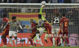 Penjaga gawang Roma Mile Svilar melakukan penyelamatan saat melawan Juventus pada pertandingan sepak bola Serie A di Stadion Olimpiade Roma, Senin (6/5/2024) dini hari WIB.
