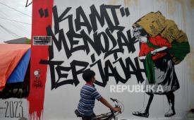 Warga menonton mural berisi kisah Geger Sepehi saat Festival AMUK 1812 di Kampung Ngadinegaran, Yogyakarta, Rabu (2/8/2023). Festival AMUK 1812 ini diadakan untuk mengenang Tumenggung Sumodiningrat, korban serangan Raffles ke Keraton Yogyakarta pada 1812. Selain itu, juga untuk mengingatkan sejarah yang terjadi saat 1812 kepada masyarakat. Berbagai fragmen penyerangan Tentara Inggris digambarkan lewat mural di kanan dan kiri jalan kampung.