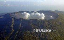 Foto udara panorama kaldera Gunung Tambora di Kabupaten Dompu, NTB, Rabu (19/4). Gunung Tambora yang semula memiliki ketinggian 4.200 meter kemudian akibat letusan pada tahun 1815 ketinggiannya berkurang menjadi 2.851 meter dan menyisakan kaldera berdiameter 7 km dengan kedalaman 1.200 meter. ANTARA FOTO/Ahmad Subaidi/nz/17