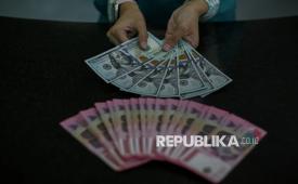 Karyawan memperlihatkan uang dolar Amerika Serikat (AS) di Kantor Valuta Inti Prima, Jakarta, Jumat (5/6/2026). Pada perdagangan Jumat (5/6/2026), rupiah dibuka melemah 0,08 persen ke level Rp 18.064 per dolar AS. Pada sekitar pukul 12.55 WIB, mata uang Garuda terpantau bergerak fluktuatif di posisi Rp 18.035 per dolar AS. Namun pada penutupan perdagangan hari ini terjadi perubahan. Nilai tukar (kurs) rupiah menguat 13 poin atau 0,07 persen. Posisi rupiah naik menjadi Rp18.036 per dolar AS dibanding kurs pada penutupan sebelumnya Rp18.049 per dolar AS.