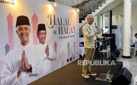 Calon presiden (capres) pada Pilpres 2024, Ganjar Pranowo mendeklarasikan untuk berada di luar pemerintahan Prabowo Subianto-Gibran Rakabuming Raka, di Posko Teuku Umar, Jakarta, Senin (6/5/2024). 