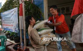 Warga mengambil bantuan pangan di Sekretariat RW 03 Menteng, Jakarta, Rabu (12/11/2025). Badan Pangan Nasional (Bapanas) bersama Perum Bulog resmi memulai penyaluran Bantuan Pangan (Banpang) beras dan Minyakita untuk periode Oktober–November 2025. Warga penerima bantuan pangan masing-masing mendapatkan 20 kilogram beras dan 4 liter minyak goreng untuk dua bulan. Program Banpang beras dan Minyakita menjadi salah satu instrumen penting pemerintah dalam menjaga stabilitas pangan nasional. Program tersebut juga memperkuat daya tahan sosial masyarakat berpendapatan rendah di berbagai daerah.