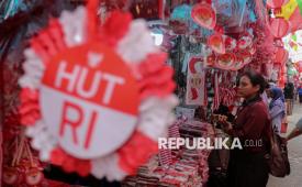 Warga berbelanja pernak pernik bendera Indonesia di Pasar Jatinegara, Jakarta, Jumat (7/8/2026). Menjelang perayaan HUT ke-81 Republik Indonesia, penjualan pernak pernik bernuansa bendera merah putih mengalami peningkatan jumlah pembeli hingga dua kali lipat dari hari biasanya. Pernak-pernik tersebut dibanderol mulai dari Rp5.000 hingga Rp350.000 tergantung jenis dan ukuran.