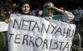 Pengunjuk rasa membawa sebuah poster bertuliskan Netanyahu Teroris ketika ratusan orang melakukan aksi long march mendukung Palestina di salah satu jalan utama Mexico City, Meksiko, Senin (23/10/2023).