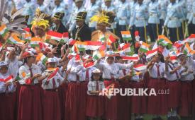 Sejumlah anak sekolah berbaris di Istana Merdeka, Jakarta, Selasa (7/7/2026).