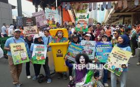 Sejumlah warga melakukan kampanye pilah sampah saat Hari Bebas Kendaraan Bermotor (HBKB) perdana di Jalan Rasuna Said, Kuningan, Jakarta, Ahad (10/5/2026). RIbuan warga meramaikan pemberlakukan HBKB atau Car Free Day (CFD) perdana di Jalan Rasuna Said dengan melakukan beragam aktivitas seperti jalan santai, lari, bersepeda, senam, hingga menghadiri pencanangan gerakan Jaga Jakarta Bersih, Pilah Sampah. 