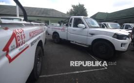 Perangkat desa mengendarai mobil saat pembagian mobil Koperasi Desa Merah Putih di Kodim 0724/ Boyolali, Jawa Tengah, Kamis (9/4/2026). 