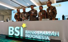 Direktur Utama BSI Anggoro Eko Cahyo (tengah), Wakil Direktur Utama Bob T. Ananta (kedua kanan), Direktur Sales and Distribution Anton Sukarna (kiri), Direktur Finance and Strategy Ade Cahyo Nugroho (kedua kiri), dan Direktur Risk Management Grandhis H. Harumansyah (kanan) berbincang sebelum menyampaikan paparan kinerja perseroan untuk tahun buku 2025 di Kantor Pusat BSI, Jakarta, Jumat (6/2/2026). PT Bank Syariah Indonesia (Persero) Tbk mencatatkan kinerja solid sepanjang tahun 2025 dengan rata-rata pertumbuhan jauh di atas industri yang ditopang dari kontribusi perseroan mendorong pembiayaan pro kerakyatan mulai dari segmen konsumer, ASN, BUMN, SME, Mikro dan Komersial yang mendominasi 90 persen pembiayaan BSI, dimana langkah ini juga mendongkrak laba mencapai Rp7,57 triliun atau naik 8,02 persen (YoY).