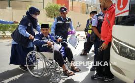 Petugas Penyelenggara Ibadah Haji (PPIH) membantu jamaah calon haji Kloter 1 Jakarta setibanya di Hotel Abrajtabah, Madinah, Arab Saudi, Jumat (2/5/2025). Jamaah calon haji Indonesia gelombang pertama telah tiba di Madinah pada Jumat (2/5/2025) pagi waktu setempat yang berasal dari embarkasi Jakarta Pondok Gede disusul jamaah calon haji dari embarkasi Lombok. 