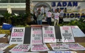 Sejumlah massa yang menamakan diri MBG Watch menggelar aksi unjuk rasa di depan kantor Badan Gizi Nasional, Jakarta, Rabu (10/6/2026). Aksi tersebut merupakan bentuk protes dan kritik terhadap pelaksanaan Program Makan Bergizi Gratis (MBG). Mereka juga menyampaikan kekecewaan atas berbagai persoalan yang muncul dalam pelaksanaan program tersebut serta menuntut pemerintah untuk secara serius membenahi tata kelola MBG agar berjalan lebih baik.