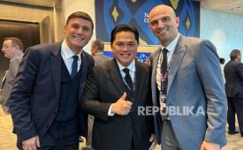 Ketua PSSI Erick Thohir bertemu dengan legenda Inter Milan Javier Zanetti dan Esteban Cambiaso disela acara Kongres Fifa ke-74 di Bangkok, Thailand, Jumat (17/5/2024). Erick Thohir menghadiri Kongres Fifa yang digelar 15-17 Mei dengan agenda utama penentuan tuan rumah Piala Dunia Wanita 2027.