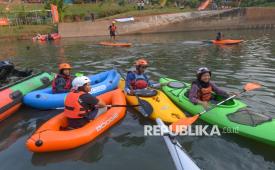 Peserta bersiap mengikuti parade pada Festival Dayung Sispala Jakarta 2026 di Pintu Air Banjir Kanal Timur (BKT), Malaka Sari, Jakarta, Jumat (26/6/2026). Kegiatan yang berlangsung pada 26–28 Juni 2026 tersebut digelar dalam rangka memperingati HUT Ke-499 Kota Jakarta sekaligus mengajak untuk menumbuhkan kepedulian terhadap pelestarian sungai.