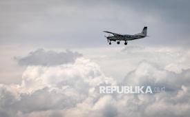 Pesawat Cessna 208 Caravan PK-SNM BNPB yang melaksanakan misi Operasi Modifikasi Cuaca (OMC) Jawa Tengah lepas landas dari Bandara Internasional Jenderal Ahmad Yani, Kota Semarang, Jawa Tengah, Ahad (2/11/2025). Hingga hari kesembilan atau per Ahad (2/11) penerbangan kedua, BNPB bersama Badan Meteorologi Klimatologi dan Geofisika (BMKG) menghabiskan sebanyak 31 ton NaCl dan 14 ton CaO untuk OMC Jateng dalam rangka penanganan dan mitigasi bencana hidrometeorologi basah di wilayah Kota Semarang dan sekitarnya. 