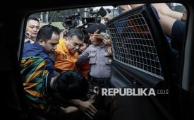 Wakil Menteri Imigrasi dan Pemasyarakatan (Imipas) Silmy Karim memasuki mobil tahanan usai menjalani pemeriksaan di Gedung Merah Putih KPK, Jakarta Selatan, Kamis (4/6/2026).