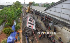 Proses evakuasi gerbong KRL Commuterline yang terlibat kecelakaan di Stasiun Bekasi Timur, Bekasi, Jawa Barat, Selasa (28/4/2026). Berdasarkan data terbaru, tercatat 14 orang meninggal dunia. Seluruh korban meninggal telah dibawa ke RS Polri Kramat Jati untuk proses identifikasi lebih lanjut. Sementara itu, sebanyak 84 korban luka telah mendapatkan penanganan medis di berbagai fasilitas kesehatan.
