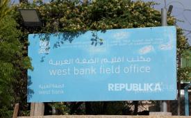 Sebuah tanda di pintu masuk kantor Badan Bantuan dan Pekerjaan PBB untuk Pengungsi Palestina di Timur Dekat (UNRWA) di Yerusalem, 10 Mei 2024. 