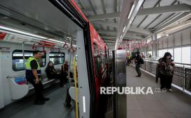 Petugas saat menaiki kereta LRT Jakarta di Stasiun LRT Jakarta Manggarai, Jakarta Selatan, Kamis (13/8/2026).