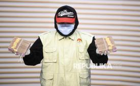 Petugas KPK menunjukan barang bukti hasil Operasi Tangkap Tangan (OTT). (ilustrasi)