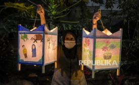 Seorang warga menunjukkan damar kurung (lentera) saat kegiatan pawai damar kurung menyambut Ramadhan di Jalan Terusan Cibogo Atas, Sukajadi, Kota Bandung.