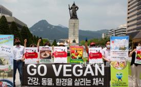 Anggota kelompok aktivis Vegan di Korea memegang plakat dan meneriakkan slogan-slogan selama protes menentang makan daging anjing, di Gwanghwamun Square di Seoul, Korea Selatan, 16 Juli 2020. Para pengunjuk rasa menyuarakan keberatan mereka untuk makan daging anjing dan meminta pemerintah untuk menetapkan undang-undang yang melarang konsumsi daging anjing.