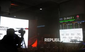Jurnalis mengambil gambar layar elektronik pergerakan saham saat acara penutupan perdagangan Bursa Efek Indonesia (BEI) Tahun 2025 di Main Hall BEI, Jakarta, Selasa (30/12/2025). Indeks Harga Saham Gabungan (IHSG) pada akhir Tahun 2025 ditutup menghijau/menguat 2,68 poin atau 0,03 persen ke posisi 8.646,94. Perdagangan saham akan kembali dibuka pada Jumat, 2 Januari 2026.