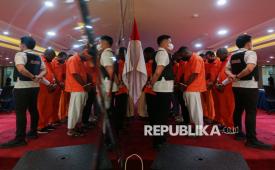 Warga negara asing (WNA) saat dihadirkan dalam konferensi pers operasi Wirawaspada serentak di Direktorat Jenderal Imigrasi, Jakarta, Selasa (16/12/2025). Dalam operasi Wirawaspada serentak pada Desember 2025 yang menyasar pengawasan tenaga kerja asing khususnya di sektor pertambangan dan industri tersebut, Direktorat Jenderal Imigrasi mengamankan 220 orang WNA atau Tenaga Kerja Asing (TKA) berasal dari Tiongkok, Nigeria, India, Korea Selatan dan Pakistan karena diduga melanggar keimigrasian.