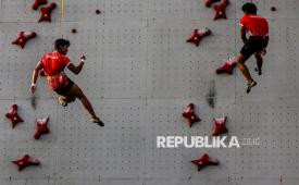 Atlet panjat tebing Indonesia Antasyafi Robby Al Hilmi (kiri) dan Raharjati Nursamsa (kanan) mengikuti Pemusatan Latihan Nasional (Pelatnas) di kawasan Harapan Indah, Kota Bekasi, Jawa Barat, Kamis (30/7/2026). Pelatnas tersebut merupakan persiapan bagi sembilan atlet panjat tebing Indonesia yang akan tampil di Asian Games 2026 Aichi-Nagoya, Jepang pada 19 September hingga 4 Oktober 2026 dengan target meraih sedikitnya dua medali emas. 