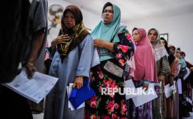 Sejumlah warga penerima bantuan antre menerima bansos Program Keluarga Harapan (PKH) di Kantor Kecamatan Ciomas, Kabupaten, Serang, Banten, Selasa (25/2/2025). Pemerintah melalui Kementerian Sosial menyalurkan bansos PKH pada tahun 2025 sebesar Rp28,7 triliun dengan target penerima sebanyak 10 juta keluarga penerima manfaat (KPM) di Indonesia sebagai upaya membantu masyarakat meringankan beban ekonomi keluarga. 