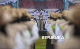 Menteri Haji dan Umrah Mochamad Irfan Yusuf memimpin upacara penutupan pembekalan peserta pendidikan dan pelatihan (diklat) Petugas Penyelenggara Ibadah Haji (PPIH) Arab Saudi 2026 di Lapangan Galaxy, Halim Perdanakusuma, Jakarta Timur, Jumat (30/1/2026). Sebelumnya, para petugas telah menjalani diklat selama 20 hari guna menguasai berbagai bidang layanan krusial, meliputi transportasi, akomodasi, konsumsi, perlindungan jemaah, layanan disabilitas dan lansia, media center, kesehatan, serta bimbingan ibadah.