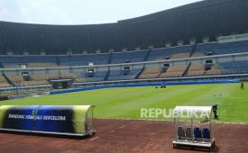 Petugas melakukan perawatan rumput di Stadion Gelora Bandung Lautan Api (GBLA), Kota Bandung, Jumat (24/3/2023). Stadion GBLA terus bebenah untuk perhelatan Piala Dunia U-20 Mei 2023 mendatang. Sebelumnya, perbaikan dan renovasi Stadion GBLA sudah mencapai 90 persen. Pemkot Bandung berharap Stadion GBLA lolos dalam standar FIFA dan menjadi salah satu stadion tempat penyelenggaraan Piala Dunia U-20.