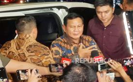 Capres pemenang Pilpres 2024, Prabowo Subianto ketika diwawancarai wartawan usai mengumpulkan tim kuasa hukumnya di kediaman pribadinya, Jalan Kertanegara, Jakarta Selatan, Selasa (23/4/2024) malam. 