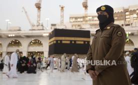 Polisi wanita Saudi, Samar, yang baru-baru ini dikerahkan ke layanan, berdiri waspada di depan Kabah  di Masjidil Haram, selama ziarah haji tahunan, di kota suci Arab Saudi Mekah, Selasa, 20 Juli. 2021.