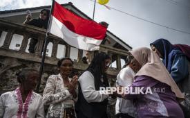 Warga lintas agama bersilaturahim dengan umat Buddha dalam perayaan Hari Raya Tri Suci Waisak 2570 BE tahun 2026 di Dusun Thekelan, Desa Batur, Getasan, Kabupaten Semarang, Jawa Tengah, Ahad (31/5/2026). Prosesi silaturahim bersalaman saling memaafkan yang diikuti umat Islam dan Kristen dengan umat Buddha yang tengah merayakan Hari Raya Tri Suci Waisak itu sebagai wujud kesatuan dan persatuan masyarakat setempat dalam kerukunan antarumat beragama. 