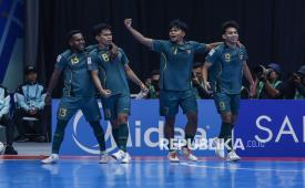 Pemain Timnas Futsal Indonesia Ardiansyah Nur (kedua kiri) melakukan selebrasi bersama rekannya usai mencetak gol ke gawang Timnas Futsal Vietnam pada pertandingan perempat final AFC Futsal Asian Cup 2026 di Indonesia Arena, Senayan, Jakarta, Selasa (3/2/2026). Timnas Futsal Indonesia melaju ke semifinal setelah menang 3-2 atas Vietnam. 