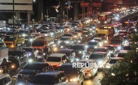 Motorists stuck in traffic jams while returning from work on Jalan Gatot Subroto, Jakarta, Monday (13/1/2025).