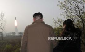 Pemimpin Korea Utara Kim Jong Un (kiri) dan putrinya Kim Ju Ae mengamati uji tembak rudal balistik antarbenua (ICBM) berbahan bakar padat Hwasong-18 baru di sebuah lokasi rahasia di Korea Utara, (13/7/2023).