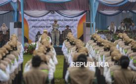 Menteri Haji dan Umrah Mochamad Irfan Yusuf memimpin upacara penutupan pembekalan peserta pendidikan dan pelatihan (diklat) Petugas Penyelenggara Ibadah Haji (PPIH) Arab Saudi 2026 di Lapangan Galaxy, Halim Perdanakusuma, Jakarta Timur, Jumat (30/1/2026). Sebelumnya, para petugas telah menjalani diklat selama 20 hari guna menguasai berbagai bidang layanan krusial, meliputi transportasi, akomodasi, konsumsi, perlindungan jemaah, layanan disabilitas dan lansia, media center, kesehatan, serta bimbingan ibadah.