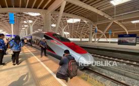 Penumpang Kereta Cepat Jakarta-Bandung dari Stasiun Tegalluar tiba di Stasiun Halim. Durasi perjalanan Tegalluar-Halim menghabiskan waktu 45 menit dengan kecepatan maksimum 350km/jam. Senin (18/9/2023). 