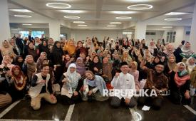 Ketua Yayasan Dompet Dhuafa Ahmad Juwaini, aktivis sosial Chiki Fawzi, Direktur Adara Latifah dan Aktivis INH Adrian Sirius berfoto seusai acara bincang Palestina di Masjid At-Thohir, Rabu (31/12/2025).