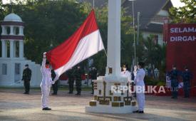 Pengibaran bendera Merah Putih di Banda Aceh.