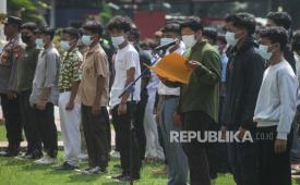 Sejumlah pelajar mengucapkan ikrar janji saat apel pengarahan di Balai Kota Jakarta, Rabu (3/4/2024). Pemerintah Provinsi Jakarta dan Polda Metro Jaya menggelar apel pengarahan kepada anak-anak yang diamankan saat melakukan konvoi sambil membawa bendera dan petasan, serta diduga berniat melakukan tawuran antarkelompok.