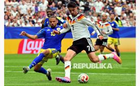 Pemain timnas Jerman Kai Havertz berusaha melewati adangan pemain Curacao pada pertandingan babak penyisihan Grup E Piala Dunia FIFA 2026 di Houston, AS, Ahad (14/6/2026) waktu setempat. Jerman mengalahkan Curacao dengan skor 7-1.
