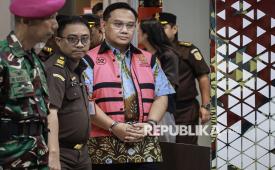 Mantan anggota Ombudsman Yeka Hendra Fatika (kanan) digiring petugas menuju mobil tahanan usai menjalani pemeriksaan di Kejaksaan Agung (Kejagung), Jakarta, Senin (25/5/2026). Kejagung menetapkan Yeka Hendra Fatika sebagai tersangka terkait kasus dugaan perintangan penyidikan atau obstruction of justice (OOJ) korupsi minyak goreng. 