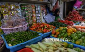 Pedagang sayuran menanti pembeli di Pasar Tebet Timur, Jakarta, Senin (15/12/2025). Menurut pedagang, menjelang Natal dan Tahun Baru harga cabai mengalami kenaikan, yakni cabai rawit merah naik dari harga normal Rp50.000–Rp60.000 per kilogram menjadi Rp100.000–Rp120.000 per kilogram, sedangkan cabai merah keriting naik dari Rp40.000 per kilogram menjadi Rp80.000 per kilogram. Sementara itu, harga sayur-sayuran masih cenderung normal.